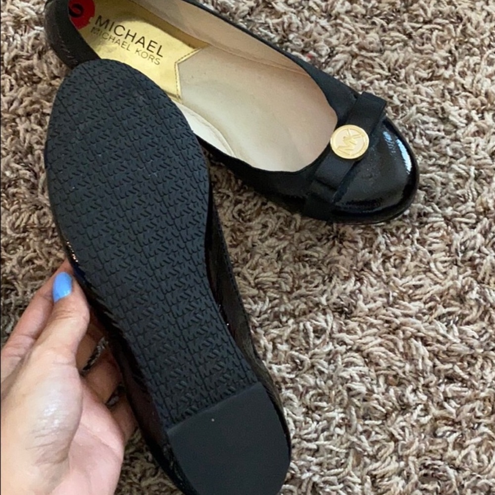 MICHAEL KORS BLACK AND GOLD FLATS - Picture 2 of 3